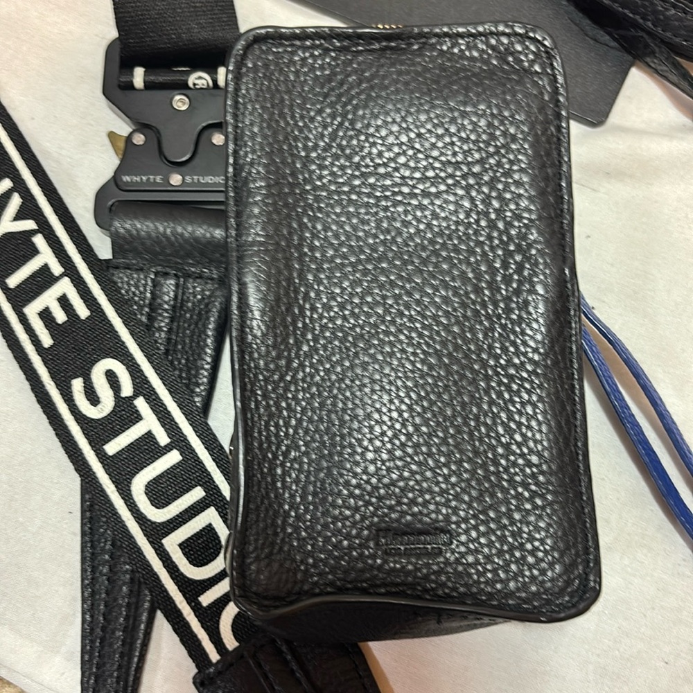 Hammitt & Whyte Studios 424 phone bag